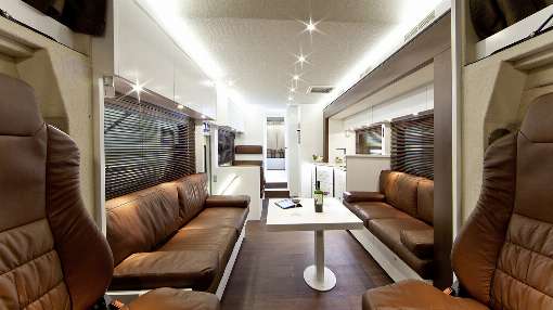 Bild 2: Dunkle Furniere wie beispielsweise amerikanischer Nussbaum kommen in Kombination mit wei�en Fl�chen besonders zur Geltung. Foto: VARIOmobil Fahrzeugbau GmbH